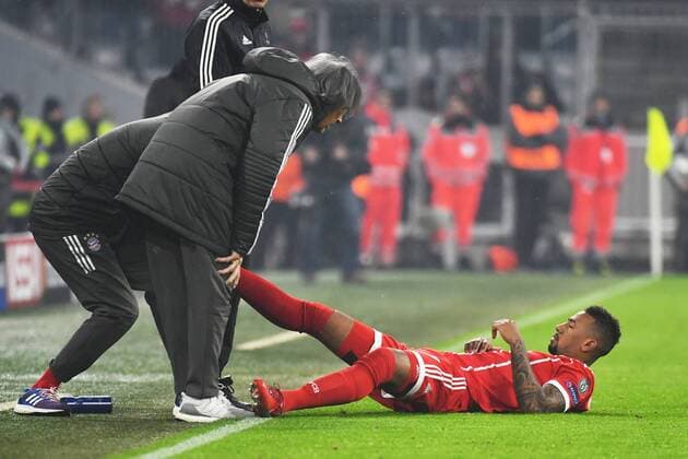 20 02 xjhx 2018 Football Champions League Bayern Munich Besiktas Istanbul emspor v l Jerome Boateng FCB FC Bayern München is treated Dr Hans-Wilhelm Mueller welfare Munich