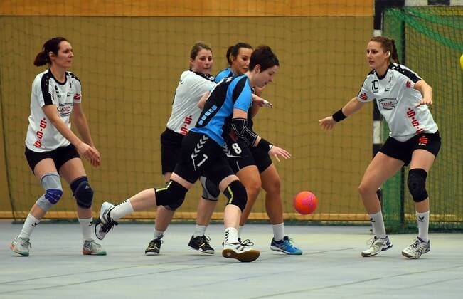 20 02 xpsx 2018 handball women District upper League HSG Hanau HSG Dietzenbach v l Sonja Zeller Dietzenbach Mira Fritz Hanau, Hanau, Hessen Germany