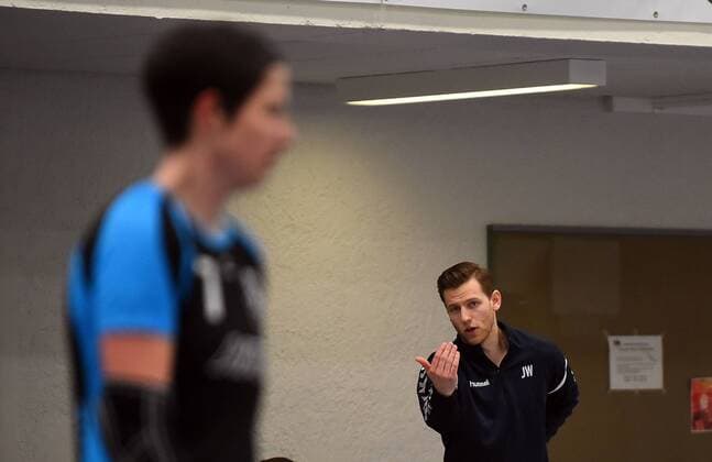 20 02 xpsx 2018 handball women District upper League HSG Hanau HSG Dietzenbach v l coach Julian Wurm Dietzenbach Hanau, Hessen Germany
