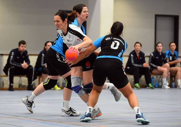 20 02 xpsx 2018 handball women District upper League HSG Hanau HSG Dietzenbach v l Sonja Zellner DIetzenbach Susann Rückert Hanau Anna Schmitz Dietzenbach Hanau, Hessen Germany