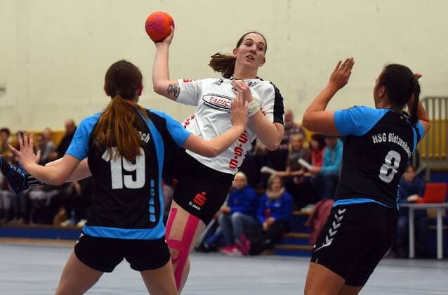 20 02 xpsx 2018 handball women District upper League HSG Hanau HSG Dietzenbach v l Victoria Knab Dietzenbach Kristina Lorenz Hanau Anna Schmitz Dietzenbach Hanau, Hessen Germany