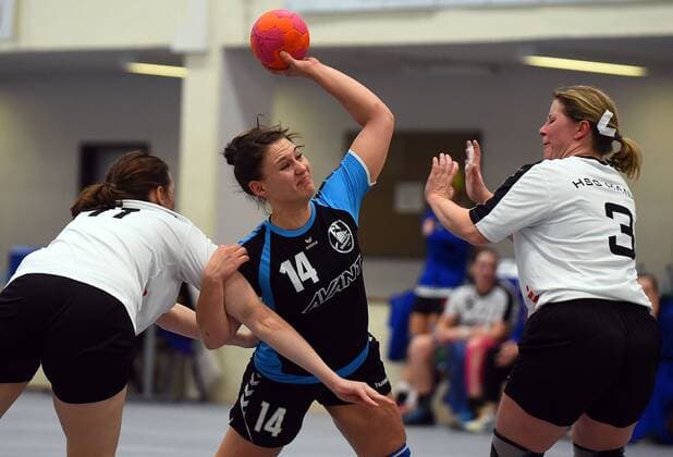 20 02 xpsx 2018 handball women District upper League HSG Hanau HSG Dietzenbach v l Eva Maria Mikesch Hanau Carolin Rotter Dietzenbach Isabell Burkard Hanau, Hanau, Hessen Germany