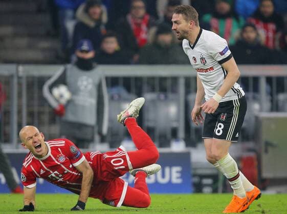 Bilder des Tages - SPORT SOCCER - UEFA CL, Bayern vs Besiktas MUNICH,GERMANY,20.FEB.18 - SOCCER - UEFA Champions League, round of 16, FC Bayern Muenchen vs Besiktas Istanbul. Image shows Arjen Robben (Bayern) and Caner Erkin (Besiktas). GEPAxpictures xThomasxBachun