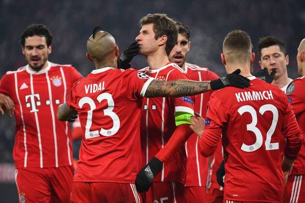 20 02 xjhx 2018 Football Champions League FC Bayern München Besiktas Istanbul emspor v l goal celebration goal celebration loven the goal 3 0 by Thomas Müller FCB FC Bayern München team Arturo Vidal FCB FC Bayern Munich Arjen Robben FCB FC Bayern München Munich