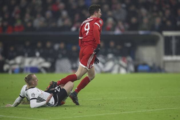 20 02 2018 football UEFA Champions League 2017 2018 final Bayern Munich Besiktas Istanbul in the Alliance arena Munich foul by Domagoj Vida li Istanbul against FC Bayern München of the referee Robert Lewandowski is Vida red card due to emergency brake