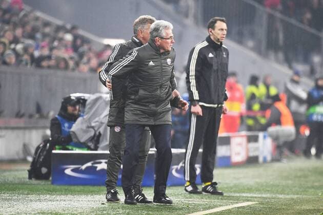 20 02 xjhx 2018 Football Champions League Bayern Munich Besiktas Istanbul emspor v l co coach Peter Hermann FCB FC Bayern Munich trainer Jupp Heynckes FCB FC Bayern Munich gives statement gestikuliert with the poor gives instructions gesticulating gesticulation Munich