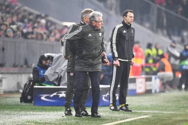 20 02 xjhx 2018 Football Champions League Bayern Munich Besiktas Istanbul emspor v l co coach Peter Hermann FCB FC Bayern Munich trainer Jupp Heynckes FCB FC Bayern Munich gives statement gestikuliert with the poor gives instructions gesticulating gesticulation Munich