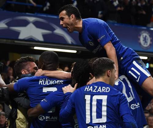 Bilder des Tages - SPORT Chelsea v FC Barcelona Barca UEFA Champions League Pedro of Chelsea jumps on team mates after Willian scored during the UEFA Champions League match at Stamford Bridge, London Content Not Available For UK Newspapers Copyright: xSimonxDaelx FIL-11388-0034