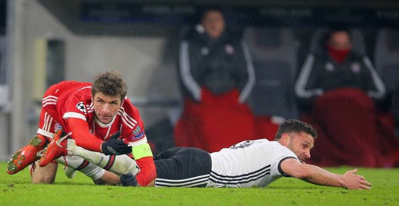 Bilder des Tages - SPORT SOCCER - UEFA CL, Bayern vs Besiktas MUNICH,GERMANY,20.FEB.18 - SOCCER - UEFA Champions League, round of 16, FC Bayern Muenchen vs Besiktas Istanbul. Image shows Thomas Mueller (Bayern) and Dusko Tosic (Besiktas). GEPAxpictures xThomasxBachun