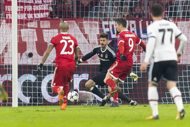 GER UEFA CL Bayern Munich GER vs Besiktas Istanbul TUR 20 02 2018 Allianz Arena Munich GER UEFA CL Bayern Munich GER vs Besiktas Istanbul TUR last finals at the screen door to the 4 0 by Robert Lewandowski FCB 9 with Arturo Vidal FCB 23 Fabri Besiktas 1 nordphotox xStraubmeier nph00004