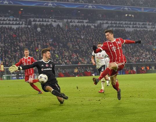 20 02 2018 football UEFA Champions League 2017 2018 knockout Bayern Munich Besiktas Istanbul in the Allianz Arena Munich Robert Lewandowski FC Bayern Munich meets 4 0 against goalie Fabri Besiktas Istanbul