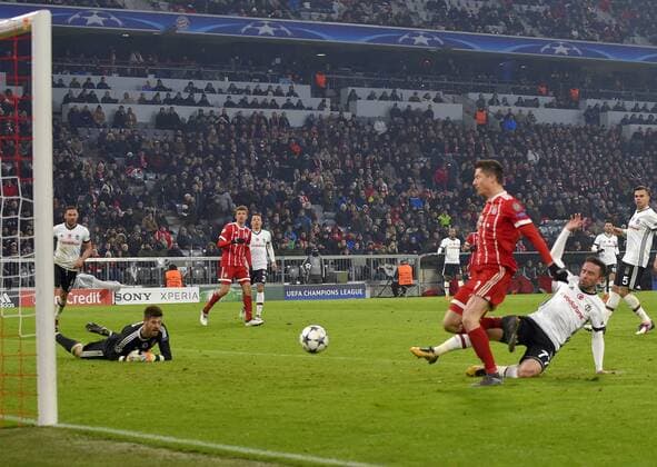 20 02 2018 football UEFA Champions League 2017 2018 knockout Bayern Munich Besiktas Istanbul in the Allianz Arena Munich Robert Lewandowski FC Bayern Munich meets here 5 0 against goalie Fabri li Besiktas Istanbul
