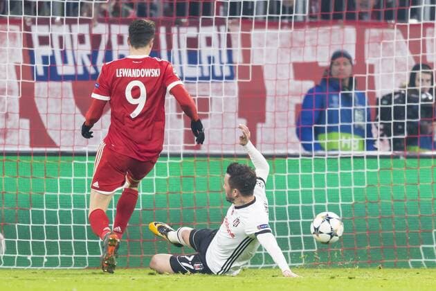 GER UEFA CL Bayern Munich GER vs Besiktas Istanbul TUR 20 02 2018 Allianz Arena Munich GER UEFA CL Bayern Munich GER vs Besiktas Istanbul TUR last grand final in the picture Gate 5 0 by Robert Lewandowski FCB 9 with Gökhan Gönül Besiktas 77 nordphotox xStraubmeier nph00004