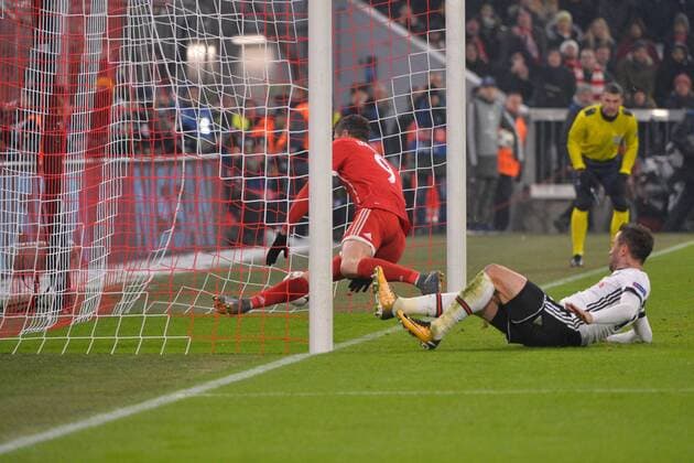 Munich Germany 20 02 2018 UEFA Champions League 2017 18 season round of last sixteen.2 knockout when the results for the 5 Bayern Munich Besiktas Istanbul Robert Lewandowski FCB and Gökhan Gönül Besiktas 0 DeFodi527
