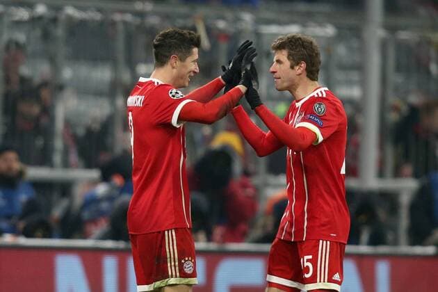 Robert Lewandowski FC Bayern München 9 Thomas Mueller FC Bayern Munich 25 cheering after the 5 0 Bayern Munich vs Besiktas Istanbul Champions League last grand final football 20 02 2018 Munich Copyright: xLanger Eibner-Pressefotox EP_HLR