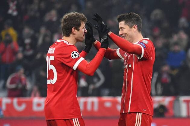 20 02 xjhx 2018 Football Champions League FC Bayern München Besiktas Istanbul emspor v l goal celebration goal celebration loven the goal 5 0 by Robert Lewandowski FCB FC Bayern München team Thomas Mueller FCB FC Bayern München Munich