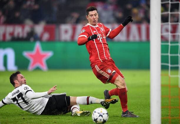 Football CHAMPIONS LEAGUE season 2017 2018 KNOCKOUT first leg FC Bayern München Besiktas Istanbul 20 02 2018 Robert Lewandowski re FC Bayern Munich achieved against Goekhan Gönül li Besiktas Istanbul 5 0 Munich