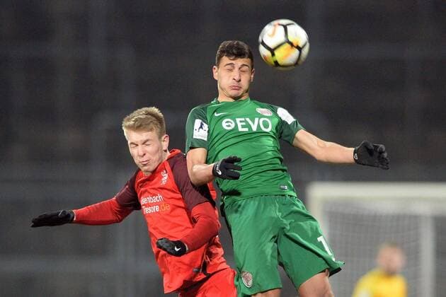 Header duel between Brian Schwechel KSV Hessen Kassel L Â and Salman Salman Kickers Offenbach KSV Hessen Kassel vs Kickers Offenbach football Regionalliga Südwest 20 02 2018 Kassel Copyright: xSippel xEibner-Pressefotox EP_rsl