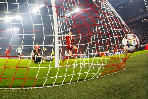 GER UEFA CL Bayern Munich GER vs Besiktas Istanbul TUR 20 02 2018 Allianz Arena Munich GER UEFA CL Bayern Munich GER vs Besiktas Istanbul TUR last finals at the screen door to the 4 0 by Robert Lewandowski FCB 9 with Fabri Besiktas 1 nordphotox xStraubmeier nph00004