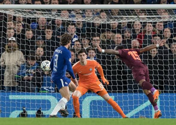 Football - 2017 2018 UEFA Champions League - Round of Sixteen, First Leg: Chelsea vs. Barcelona Paulinho (Barcelona) heads the ball across the Chelsea goal at Stamford Bridge. COLORSPORT DANIEL BEARHAM  csp_che_bar_200218_