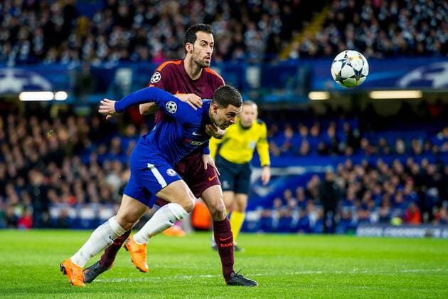 Bilder des Tages - SPORT Sergio Busquets of Barcelona and Eden Hazard of Chelsea challenge for the ball during the UEFA Champions League Round of 16 match between Chelsea and Barcelona at Stamford Bridge, London, England on 20 February 2018. Copyright: xSalvioxCalabresex 19030082