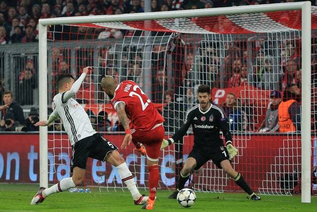 (180221) -- MUNICH, Feb. 21, 2018 -- Bayern Munich s Arturo Vidal (C) shoots during the first round match of eighth-finals of 2017-18 UEFA Champions League between Bayern Munich of Germany and Besiktas Istanbul of Turkey, in Munich, Germany, on Feb. 20, 2018. Bayern Munich won 5-0. ) (SP)GERMANY-MUNICH-SOCCER-UEFA CHAMPIONS LEAGUE-BAYERN MUNICH VS BESIKTAS PhilippexRuiz 