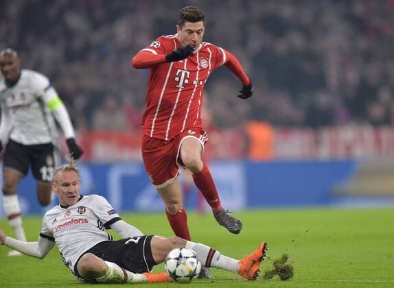 2018.02.20 Monachium Pilka nozna Liga Mistrzow sezon 2017 2018 Bayern Monachium - Besiktas JK N z Domagoj Vida, Robert Lewandowski Foto PressFocus 2018.02.20 Monachium Football UEFA Champions League season 2017 2018 Bayern Monachium - Besiktas JK Domagoj Vida, Robert Lewandowski Credit: PressFocus NEWSPIX.PL --- Newspix.pl FRANCE OUT!  20180220_PF_054