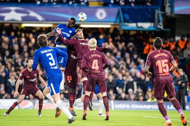 Bilder des Tages - SPORT LONDON, ENGLAND - FEBRUARY 20: Antonio RÃ¼diger (2) of Chelsea, Gerard PiquÃ© (3) of FC Barcelona Barca jump for ball during the UEFA Champions League Round of 16 First Leg match between Chelsea FC and FC Barcelona at Stamford Bridge on February 20, 2018 in London, United Kingdom. SPO, SOC, FOC 