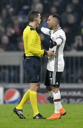 Ricardo Quaresma Besiktas Istanbul in the talk discussion with referee referee Ovidiu Alin Haldane ROU after sent off against Domagoj Vida Champions League CL knockout first leg FC Bayern München FCB vs Besiktas Istanbul 20 02 2018 FC Bayern München FCB vs Besiktas Istanbul
