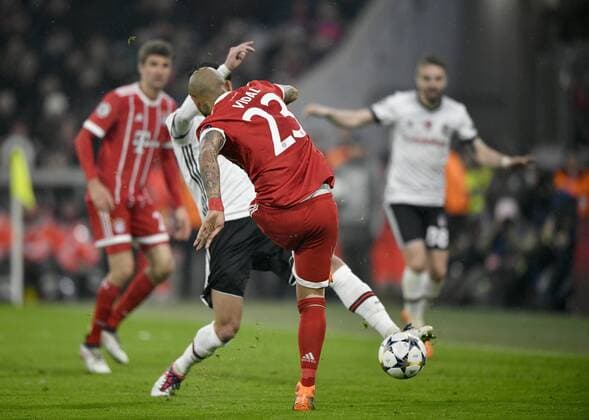 Shot on goal action scoring chance Arturo Vidal FC Bayern Munich against Pepe Besiktas Istanbul Champions League CL knockout first leg FC Bayern München FCB vs Besiktas Istanbul 20 02 2018 FC Bayern München FCB vs Besiktas Istanbul