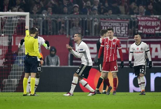 Pepe Besiktas Istanbul and Atiba Hutchinson Besiktas Istanbul in the talk discussion with referee referee Ovidiu Alin Haldane ROU complain Champions League CL knockout first leg FC Bayern München FCB vs Besiktas Istanbul 20 02 2018 FC Bayern München FCB vs Besiktas Istanbul