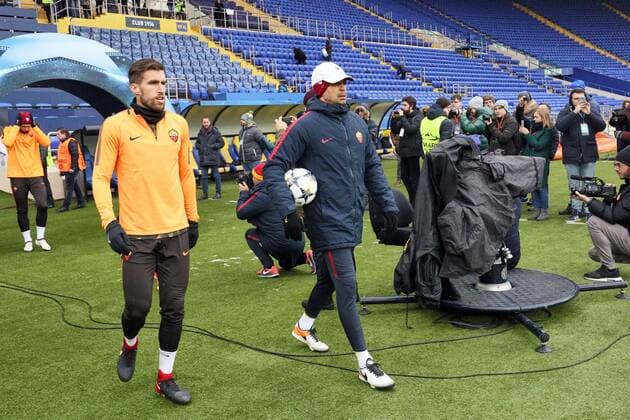 Midfielder Kevin Strootman (L) of A.S. Roma is seen on the pitch during an open training session before the UEFA Champions League Round of 16 1st leg game against FC Shakhtar Donetsk, Kharkiv, northeastern Ukraine, February 20, 2018. Ukrinform. Roma?s training session in Kharkiv  Copyright: xVyacheslavxMadiyevskyyx