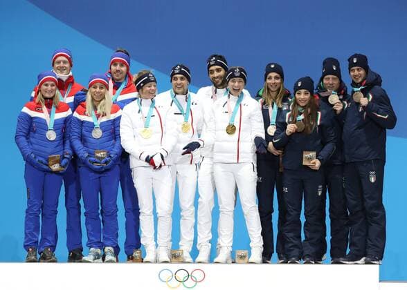 PyeongChang 2018 - Biathlon, Mixed Staffel, Siegerehrung (180221) -- PYEONGCHANG, Feb. 21, 2018 -- Champion team France (C), second-placed team Norway (L) and third-placed team Italy pose for photos during medal ceremony of 2x6km women + 2x7.5km men mixed relay of biathlon at 2018 PyeongChang Winter Olympic Games Olympische Spiele Olympia OS at Medal Plaza, PyeongChang, South Korea, Feb. 21, 2018. ) (SP)OLY-SOUTH KOREA-PYEONGCHANG-BIATHLON-MIXED RELAY-MEDAL CEREMONY LixGang 