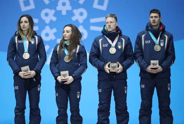 PyeongChang 2018 - Biathlon, Mixed Staffel, Siegerehrung (180221) -- PYEONGCHANG, Feb. 21, 2018 -- Third-placed team Italy pose for photos during medal ceremony of 2x6km women + 2x7.5km men mixed relay of biathlon at 2018 PyeongChang Winter Olympic Games Olympische Spiele Olympia OS at Medal Plaza, PyeongChang, South Korea, Feb. 21, 2018. ) (SP)OLY-SOUTH KOREA-PYEONGCHANG-BIATHLON-MIXED RELAY-MEDAL CEREMONY LixGang 