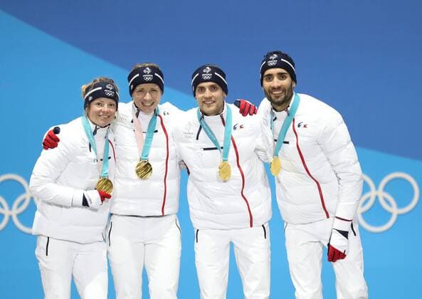 PyeongChang 2018 - Biathlon, Mixed Staffel, Siegerehrung (180221) -- PYEONGCHANG, Feb. 21, 2018 -- Champion team France pose for photos during medal ceremony of 2x6km women + 2x7.5km men mixed relay of biathlon at 2018 PyeongChang Winter Olympic Games Olympische Spiele Olympia OS at Medal Plaza, PyeongChang, South Korea, Feb. 21, 2018. ) (SP)OLY-SOUTH KOREA-PYEONGCHANG-BIATHLON-MIXED RELAY-MEDAL CEREMONY LixGang 