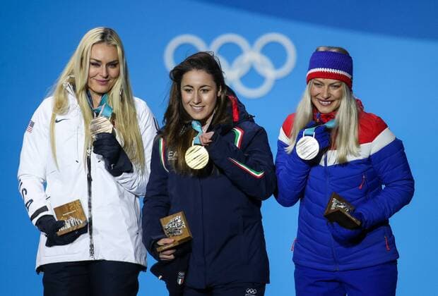 PyeongChang 2018 - Ski Alpin, Abfahrt Damen, Siegerehrung OLYMPICS - 2018 Winter Olympics PYEONGCHANG,SOUTH KOREA,21.FEB.18 - OLYMPICS,ALPINE SKIING - Olympic Winter games Winterspiele Spiele Summer games PyeongChang 2018, Medals Plaza, downhill, ladies, award ceremony. Image shows Ragnhild Mowinckel (NOR), Sofia Goggia (ITA) and Lindsey Vonn (USA). Keywords: medals. GEPAxpictures xMaticxKlansek