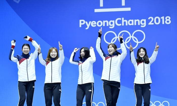 PyeongChang 2018 - Short Track,, 3000m Staffel Damen, Siegerehrung 21-02-2018 ALGEMEEN: MEDAL PLAZA: OLYMPISCHE SPELEN: Olympic Games Olympische Spiele Olympia OS PYEONGCHANG 2018 KOR Relay 3.000 meter met oa. Minjeong Choi, Sukhee Shim, Yejin Kim, Alang Kim, Yubin Lee Foto: Sander Chamid xVIxVIxImagesx xSoenarxChamidxsportfotografiexIVx 10141643