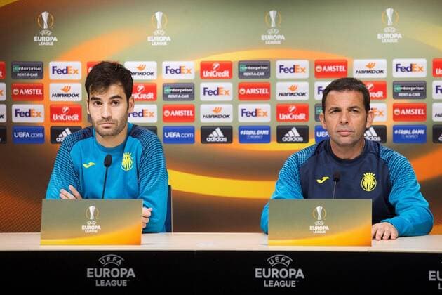 Villarreal CF s head coach Javier Calleja (R) and midfielder Manu Trigueros attend a press conference PK Pressekonferenz held following a training session in Villarreal, eastern Spain, 21 February 2018. Villarreal CF will face Olympic Lyon in a UEFA Europa League s round of 32 second leg match on 22 February. Villarreal CF presser !ACHTUNG: NUR REDAKTIONELLE NUTZUNG!  Copyright: xDomenechxCastellóx GRAF6355 20180221-636548164091964197