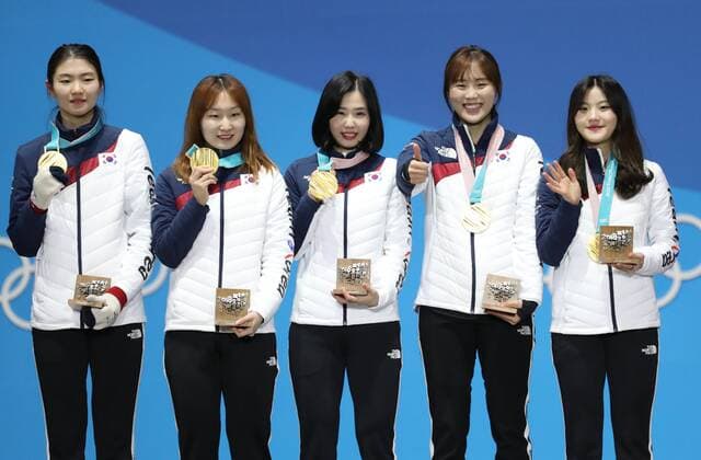 PyeongChang 2018 - Short Track,, 3000m Staffel Damen, Siegerehrung (180221) -- PYEONGCHANG, Feb. 21, 2018 -- Champion team South Korea pose for photos during medal ceremony of ladies 3000m relay event of short track Speed skating Eisschnelllauf at 2018 PyeongChang Winter Olympic Games Olympische Spiele Olympia OS at Medal Plaza, PyeongChang, South Korea, Feb. 21, 2018. ) (SP)OLY-SOUTH KOREA-PYEONGCHANG-SHORT TRACK-LADIES 3000M RELAY-MEDAL CEREMONY LixGang 