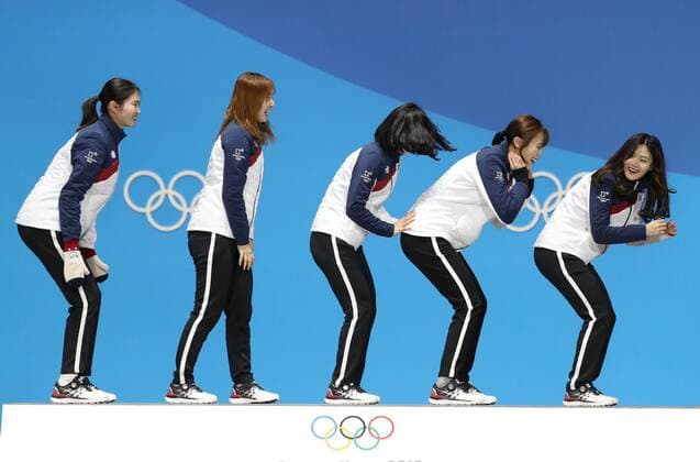 PyeongChang 2018 - Short Track,, 3000m Staffel Damen, Siegerehrung (180221) -- PYEONGCHANG, Feb. 21, 2018 -- Champion team South Korea celebrate during medal ceremony of ladies 3000m relay event of short track Speed skating Eisschnelllauf at 2018 PyeongChang Winter Olympic Games Olympische Spiele Olympia OS at Medal Plaza, PyeongChang, South Korea, Feb. 21, 2018. ) (SP)OLY-SOUTH KOREA-PYEONGCHANG-SHORT TRACK-LADIES 3000M RELAY-MEDAL CEREMONY LixGang 