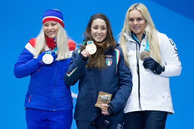 PyeongChang 2018 - Ski Alpin, Abfahrt Damen, Siegerehrung From left LadiesÕ Downhill silver medalist Ragnhild Mowinckel of Norway, gold medalist Sofia Goggia of Italy and bronze medalist Lindsey Vonn of the United States pose for a photo during the medals ceremony at Pyeongchang Medals Plaza in Pyeongchang, South Korea on February 21, 2018.  OLY20180221139 MATTHEWxHEALEY