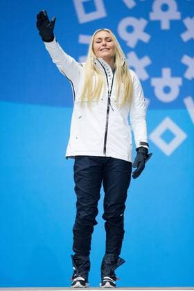 PyeongChang 2018 - Ski Alpin, Abfahrt Damen, Siegerehrung LadiesÕ Downhill bronze medalist Lindsey Vonn of the United States waves to the crowd during the medals ceremony at Pyeongchang Medals Plaza in Pyeongchang, South Korea on February 21, 2018.  OLY20180221132 MATTHEWxHEALEY