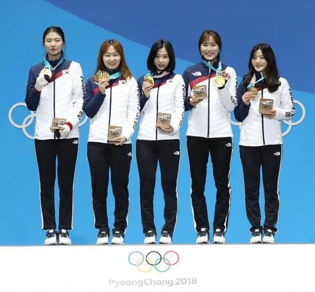 (180221) -- PYEONGCHANG, Feb. 21, 2018 -- Champion team South Korea pose for photos during medal ceremony of ladies 3000m relay event of short track Speed skating Eisschnelllauf at 2018 PyeongChang Winter Olympic Games Olympische Spiele Olympia OS at Medal Plaza, PyeongChang, South Korea, Feb. 21, 2018. ) (SP)OLY-SOUTH KOREA-PYEONGCHANG-SHORT TRACK-LADIES 3000M RELAY-MEDAL CEREMONY LixGang 