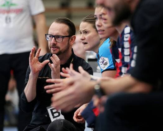 BAU 21 02 2018 Göppingen Handball Women Frisch On Göppingen vs. SG BBM Bietigheim v l Manager Martin Albertsen BBM Anna Loerper BBM