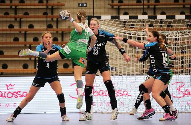 BAU 21 02 2018 Göppingen Handball Women Frisch On Göppingen vs SG BBM Bietigheim Michaela Hrbkova Göppingen from the back scored the equalizer to the 27 27 in the last second v l Charris Rozemalen Luisa Schulze Karolina Kudlacz Gloc BBM