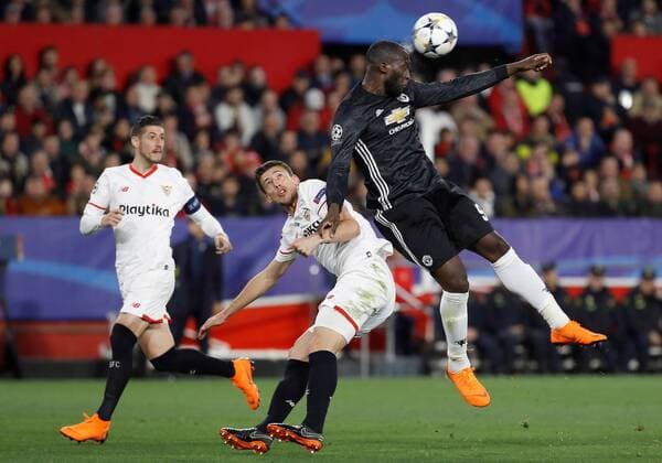 Sevilla FC s Clement Lenglet (C) and Manchester United ManU s Romelu Lukaku (R) in action during a UEFA Champions League round of 16, first leg soccer match between FC Sevilla and Manchester United at Sanchez Pizjuan stadium in Sevilla, southern Spain, 21 February 2018. Sevilla FC vs Manchester United !ACHTUNG: NUR REDAKTIONELLE NUTZUNG!  Copyright: xJulioxMunozx GRAF6799 20180221-636548454318817840