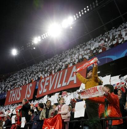Sevilla s fans cheer on their team during the UEFA Champions League round of 16 match between Sevilla and Manchester United ManU at the Sanchez Pizjuan stadium in Seville, Spain, 21 February 2018. Sevilla vs. Manchester United !ACHTUNG: NUR REDAKTIONELLE NUTZUNG!  Copyright: xJulioxMunozx SEV001 20180221-636548472265172880