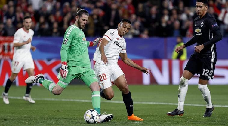 Sevilla s Colombian striker Luis Muriel (R) vies for the ball with Manchester United ManU s David de Gea during the UEFA Champions League round of 16 match between Sevilla and Manchester United at the Sanchez Pizjuan stadium in Seville, Spain, 21 February 2018. Sevilla vs. Manchester United !ACHTUNG: NUR REDAKTIONELLE NUTZUNG!  Copyright: xJosexManuelxVidalx SEV002 20180221-636548472894012911