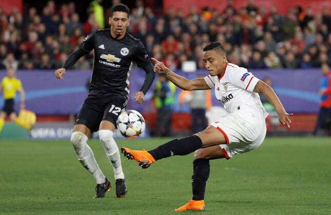 Bilder des Tages - SPORT Sevilla s Colombian striker Luis Muriel (R) vies for the ball with Manchester United ManU s defender Chris Smalling during the UEFA Champions League round of 16 match between Sevilla and Manchester United at the Sanchez Pizjuan stadium in Seville, Spain, 21 February 2018. Sevilla vs. Manchester United !ACHTUNG: NUR REDAKTIONELLE NUTZUNG!  Copyright: xJulioxMunozx SEV007 20180221-636548481629276642