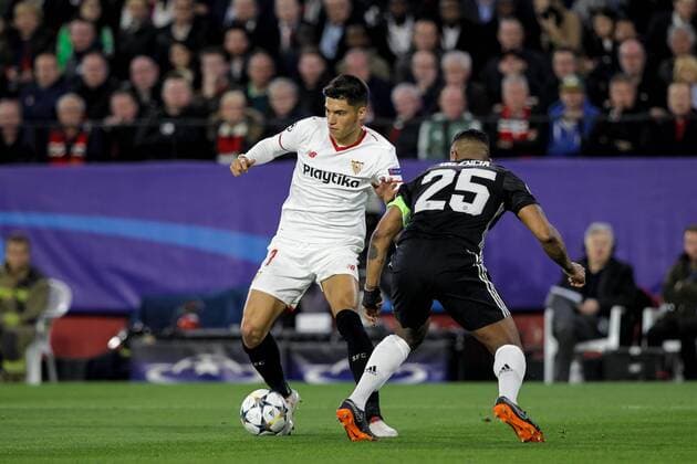 21st February 2018, Ramon Sanchez Pizjuan, Seville, Spain; UEFA Champions League football, round of 16, 1st leg, Sevilla versus Manchester United ManU Correa takes on Antonio Valencia  ActionPlus11991058